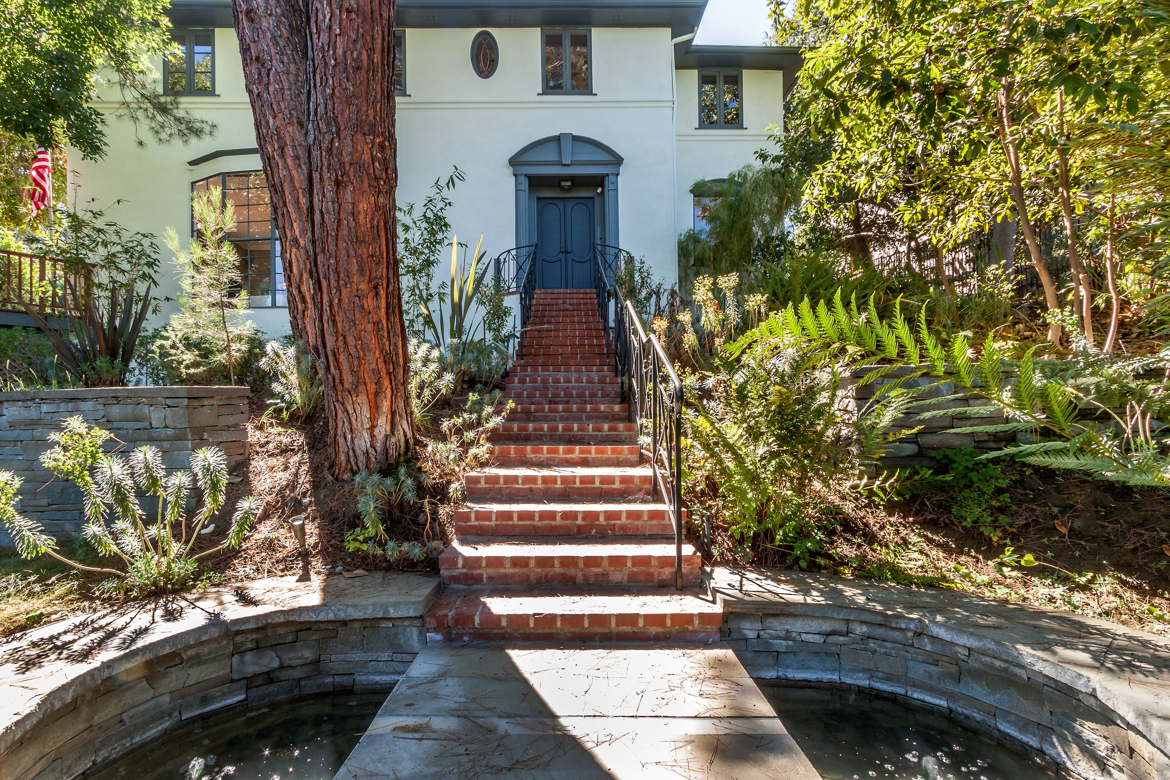 Home on Wonder View Drive in Hollywood Knolls