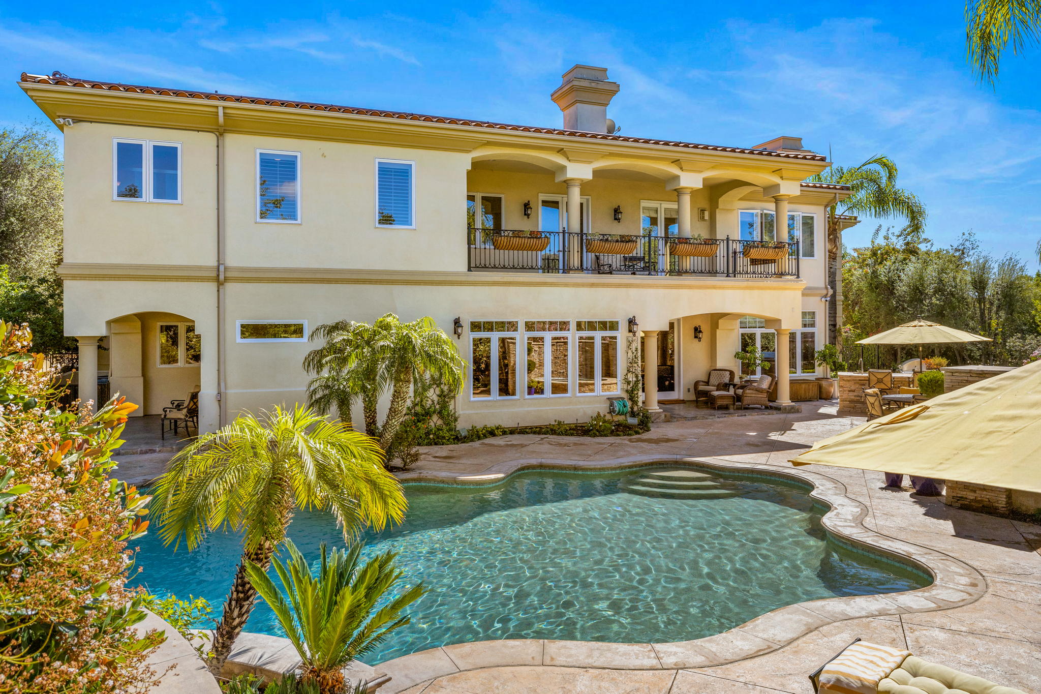 A Mediterranean estate with pool represented by Misraje Real Estate Partners